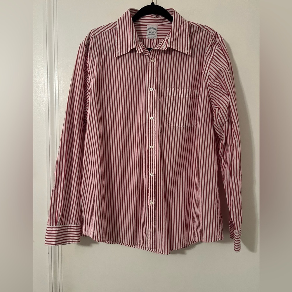 Brooks Brothers Regent Fit Red & White Striped Casual Button-Down size L (X125)